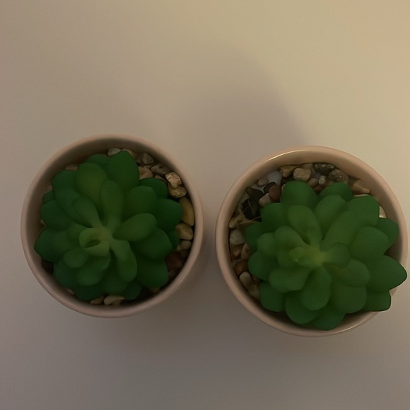 Everyday set of two artificial potted mini planters. Light pink pot with stones - Picture 6 of 17
